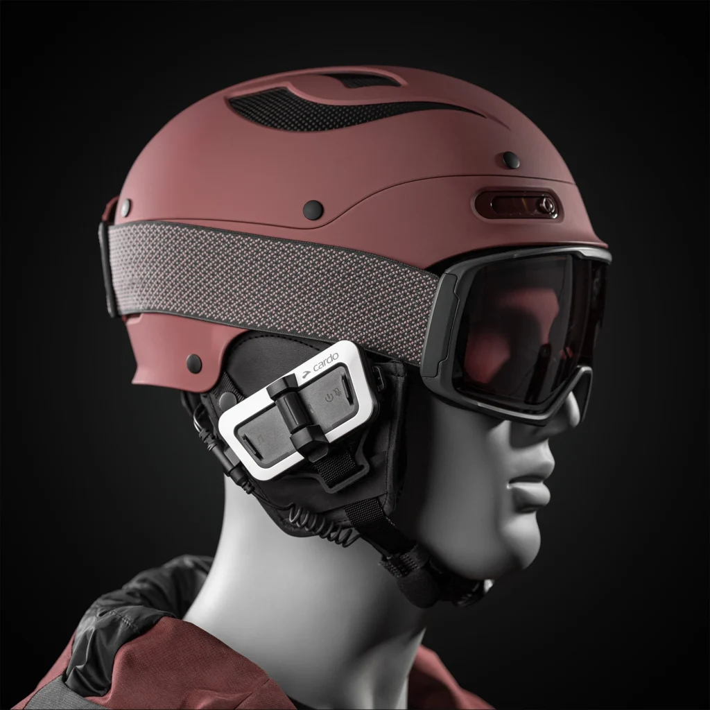 Cardo Packtalk Outdoor alb montat pe cască de schi cu prindere V-strap